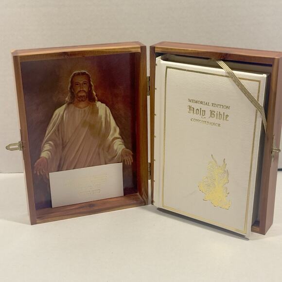 VTG KJV Holy Bible Illustrated Memorial Edition Wood Cedar Box Union Made USA - Picture 2 of 16